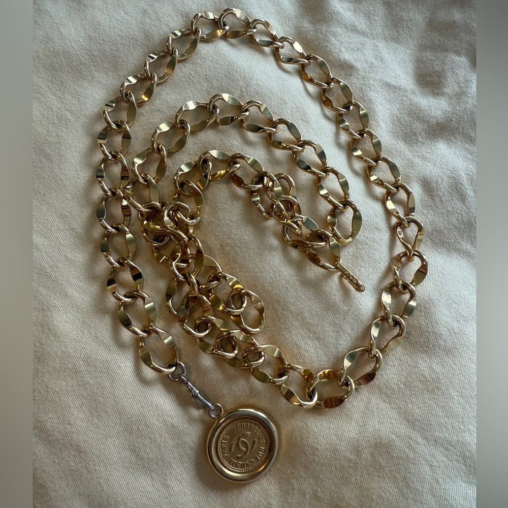 CHANEL Gold Chain Belt with Medallion - Picture 2 of 8